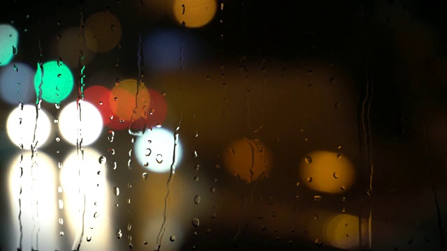 雨夜红绿灯又落在玻璃上。视频素材