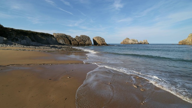 Liencres附近的Playa de Cerrias海滩。西班牙大西洋比斯开湾，利安克雷斯，科斯塔奎布拉达，桑坦德。视频素材