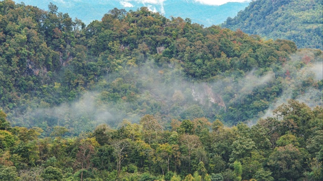 在泰国著名的旅游景点湄泓松森林山上，延时移动云与蓝天视频素材