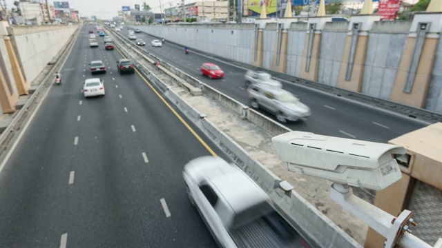 下午日落时分，闭路电视监控摄像头在交通道路上运行视频素材