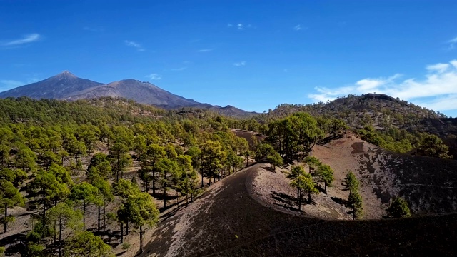 飞过泰德国家公园附近的火山景观，特内里费，加那利群岛，西班牙视频素材