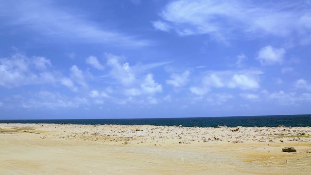 阿鲁巴的自然美景。北海岸。越野阿鲁巴岛。令人惊叹的石漠景观，碧海蓝天。视频素材