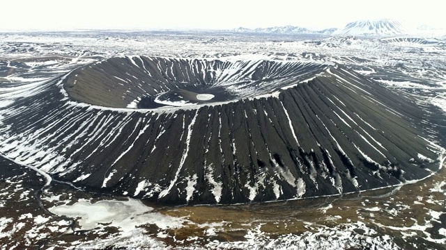 鸟瞰图的Hverfjall火山口，Myvatn，冰岛视频素材