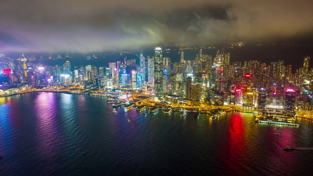 这是中国香港维多利亚港夜间市区交通的超远景图视频素材