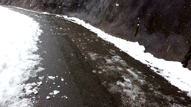 在冬天下雪的时候走在街上视频素材