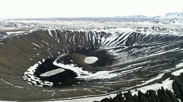 鸟瞰图的Hverfjall火山口，Myvatn，冰岛视频素材