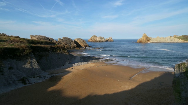 Liencres附近的Playa de Cerrias海滩。西班牙大西洋比斯开湾，利安克雷斯，科斯塔奎布拉达，桑坦德。视频素材