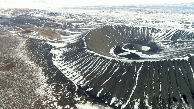 鸟瞰图的Hverfjall火山口，Myvatn，冰岛视频素材