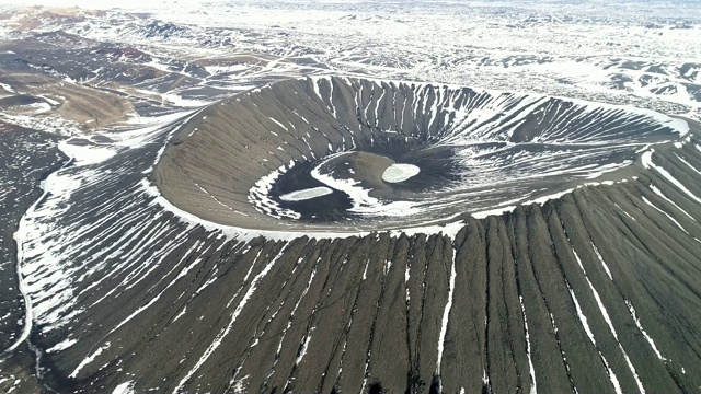 鸟瞰图的Hverfjall火山口，Myvatn，冰岛视频素材