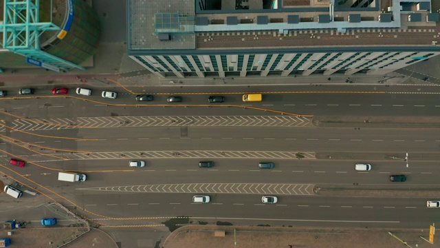 鸟瞰图。多车道公路与箭头符号。城市汽车在路上超速行驶视频素材