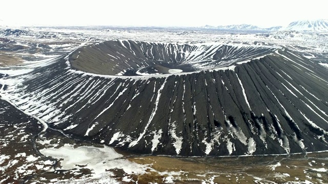 鸟瞰图的Hverfjall火山口，Myvatn，冰岛视频素材