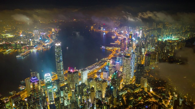 这是中国香港维多利亚港夜间市区交通的超远景图视频素材