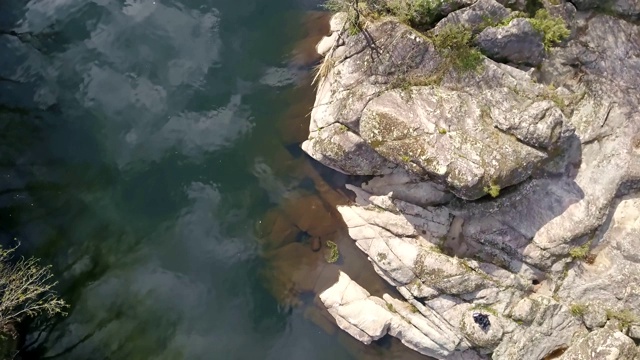 无人机鸟瞰图，河流景观，Vouga河和河岸与典型的葡萄牙植被视频素材