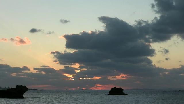 日本冲绳岛海岸的日落视频素材