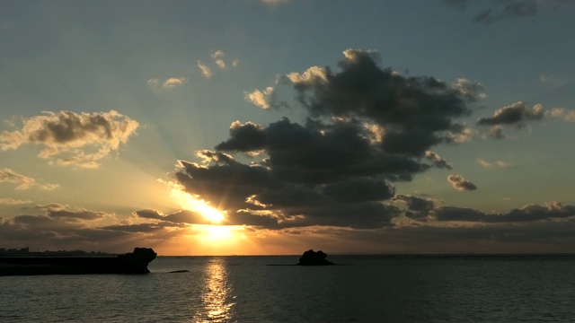 日本冲绳岛海岸的日落视频素材