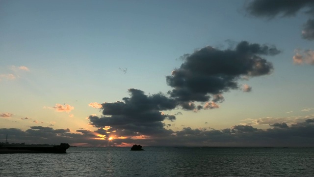 日本冲绳岛海岸的日落视频素材