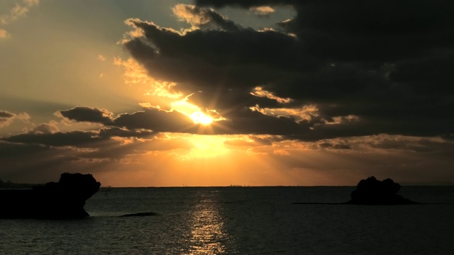 日本冲绳岛海岸的日落视频素材