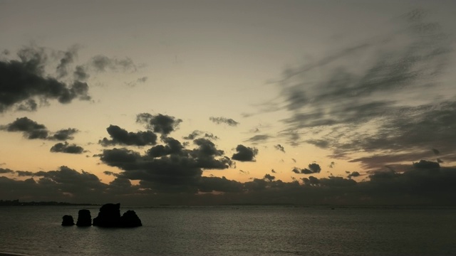 日本冲绳岛海岸的日落视频素材