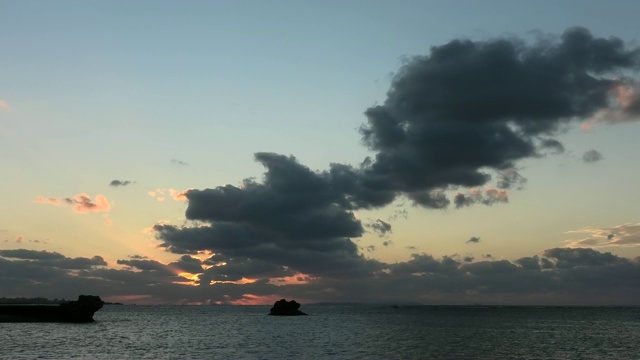 日本冲绳岛海岸的日落视频素材