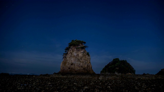 大田郡高堤海滩岩石夜景视频素材