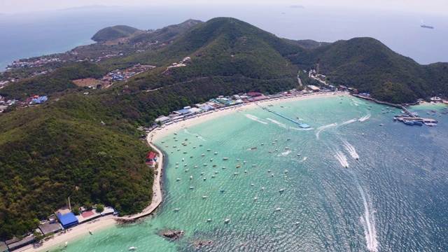 鸟瞰图的海滩与美丽的海在Koh larn岛在芭堤雅市泰国视频素材