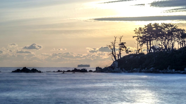 蔚山明新岛的日出景象，海面上有雾视频素材