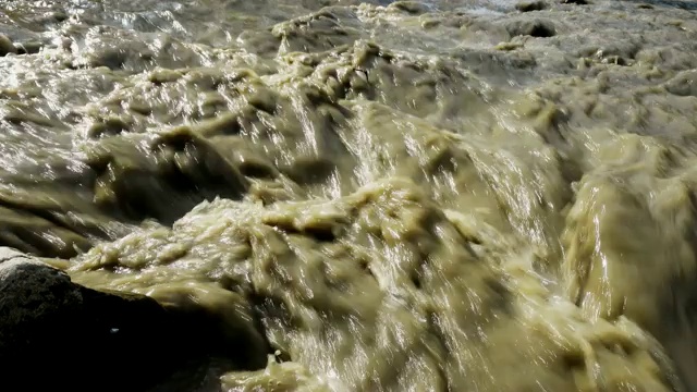 河水浑浊湍急视频下载