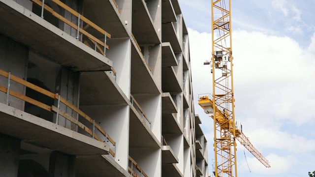 在建工业起重机和住宅建筑视频素材