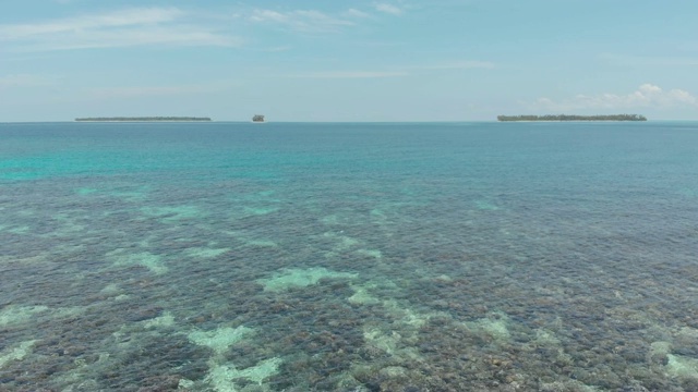 空中飞行:飞越沙漠岛屿、珊瑚礁、热带加勒比海海、蓝绿色海水。印度尼西亚苏门答腊班雅克群岛。旅游目的地潜水浮潜。原生电影D-log颜色配置文件。视频素材