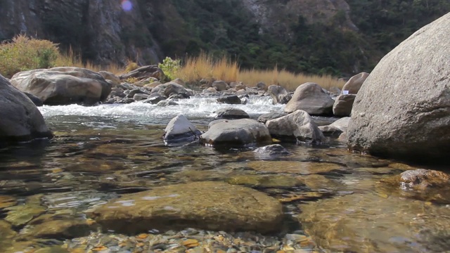 山流。森林河。山区河流。水。级联瀑布。自然美。景观。纯水视频下载