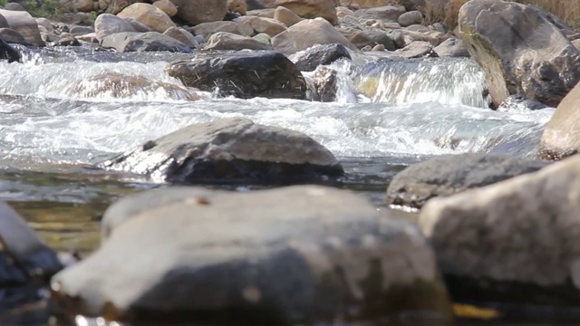 一个山区河流的特写与急流和石头视频素材