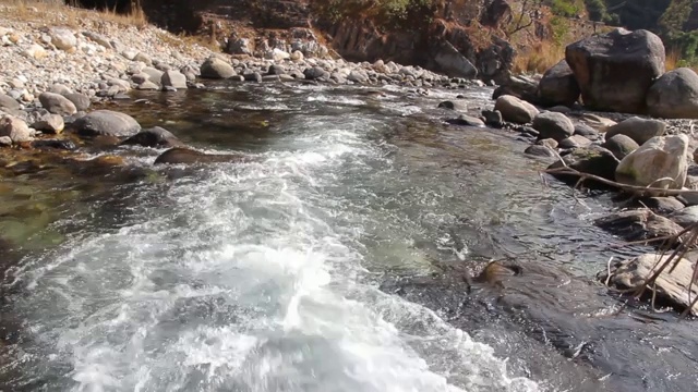 一个山区河流的特写与急流和石头视频素材