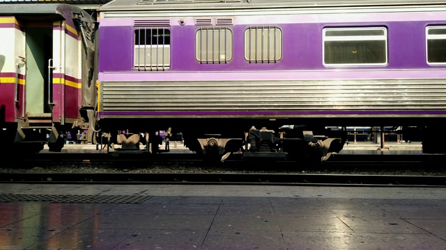 4K视频选择聚焦近距离跟踪拍摄的紫色火车车轮的轨道上离开站台站视频素材
