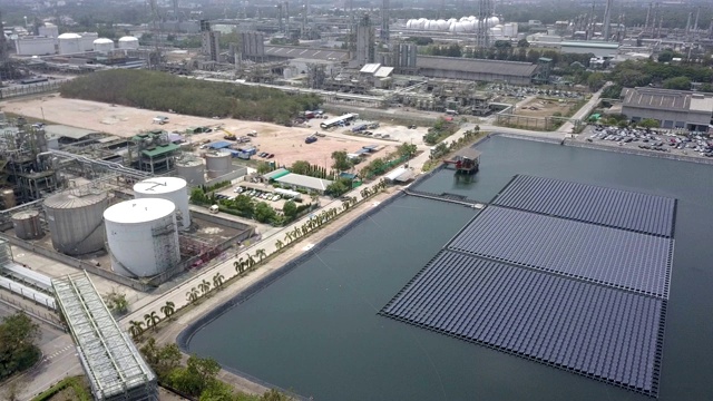 在工业地产的水上浮动太阳能农场或太阳能电池板的鸟瞰图。视频素材