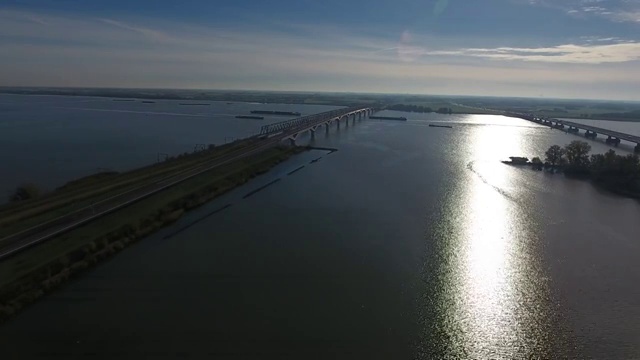 铁路非城区、自然景观场、湖泊鸟瞰图视频素材