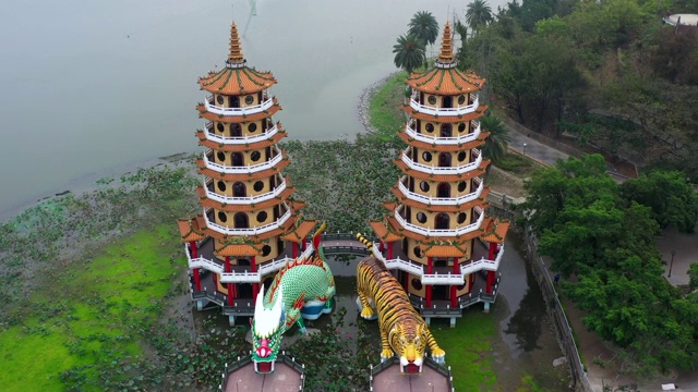 龙虎塔在台湾南部的著名建筑夜间，鸟瞰龙虎塔，台湾高雄。视频素材