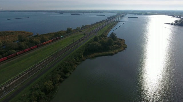 铁路非城区、自然景观场、湖泊鸟瞰图视频素材