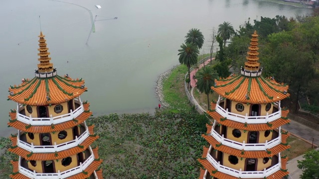 龙虎塔在台湾南部的著名建筑夜间，鸟瞰龙虎塔，台湾高雄。视频素材