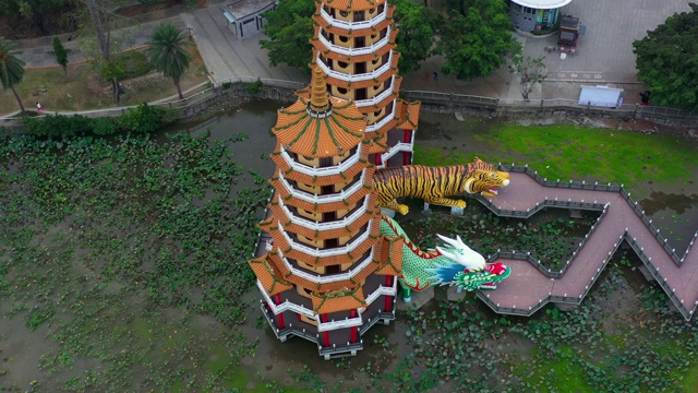 龙虎塔在台湾南部的著名建筑夜间，鸟瞰龙虎塔，台湾高雄。视频素材