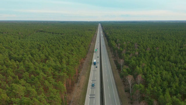 Hyperlapse。鸟瞰图。德国高速公路上的交通状况视频素材