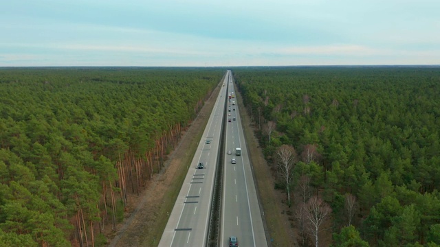 鸟瞰图。高速公路上的交通，德国，hyperapse视频素材