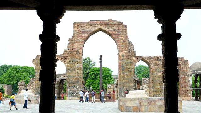 废弃的拱门附近Qutub Minar，德里。视频素材