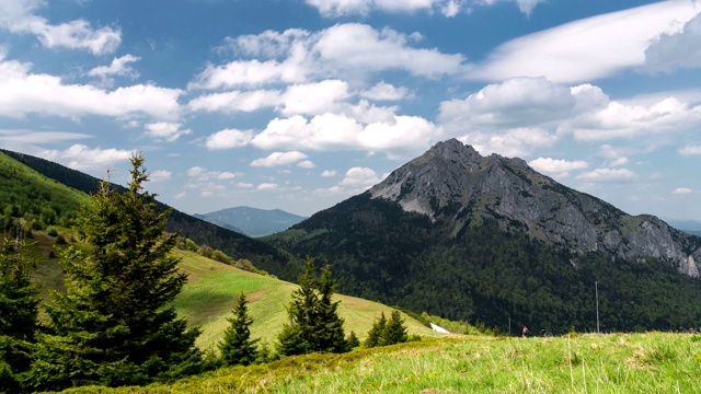 在晴朗的夏天，在蓝天白云的高山中徒步旅行时光流逝视频素材