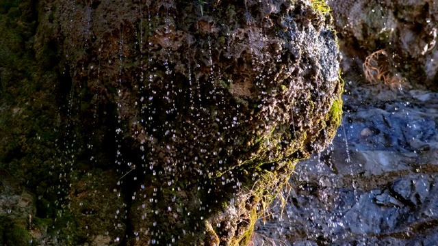 雨后小水流在岩石上。视频素材