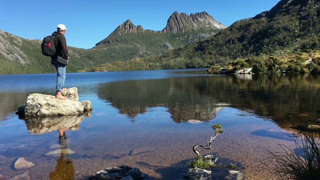 在澳大利亚塔斯马尼亚的摇篮山-圣克莱尔湖国家公园徒步旅行视频素材