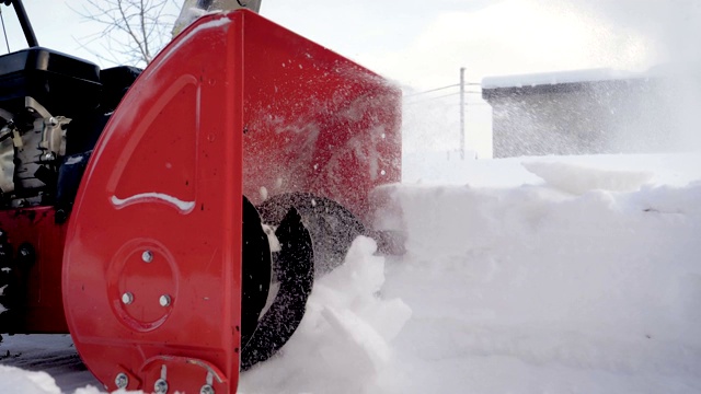 雪后除雪机清理积雪视频素材