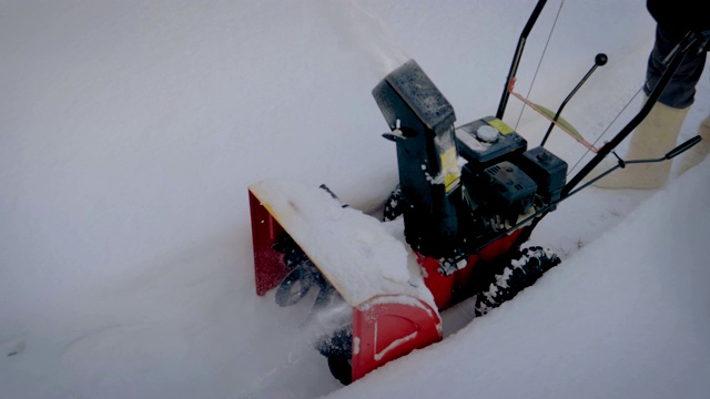 冬天，一个男人在清理路上的积雪视频素材