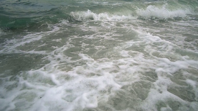 自然背景下的风暴天气，海浪破海，海洋沙滩沙视频素材