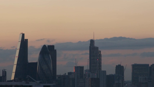 黄昏时，在英国的城市里，潘穿过建筑物视频素材