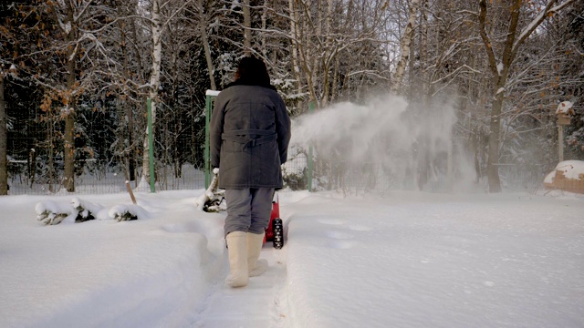 雪地清扫机在冬天的森林背景视频素材